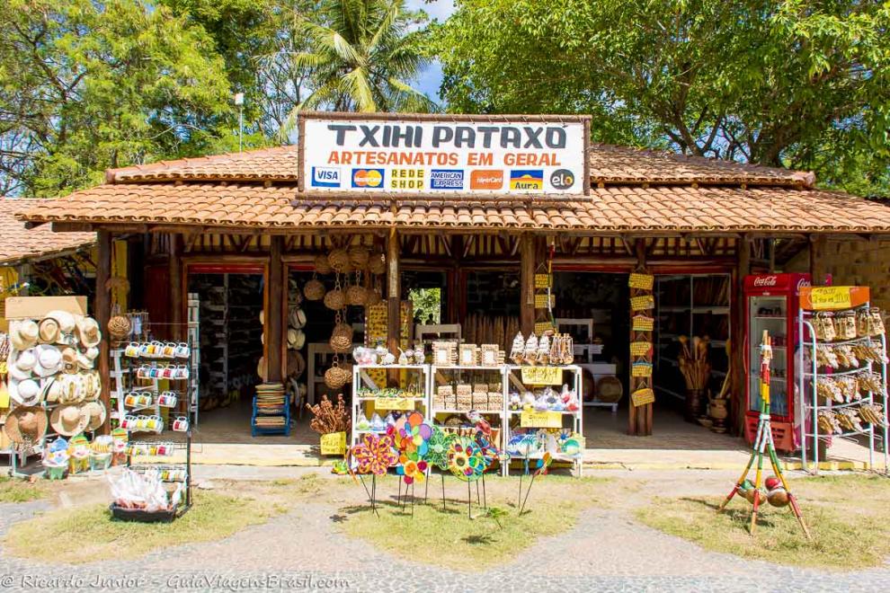 Imagem da fachada de uma loja que vende artigos dos índios Pataxó.